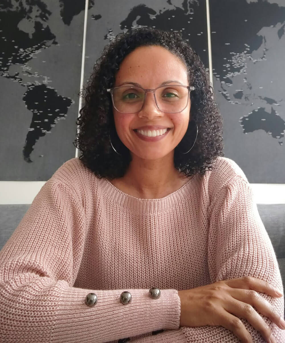 Juliana Silva diante de um mapa-múndi