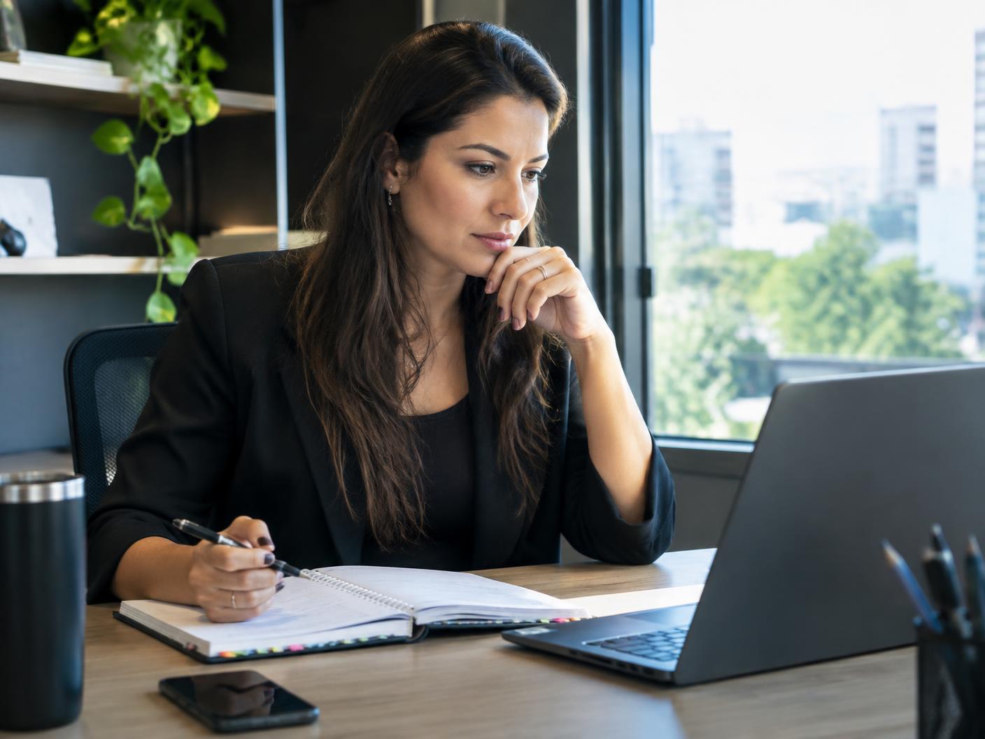 Profissional organizando atividades no ambiente de trabalho