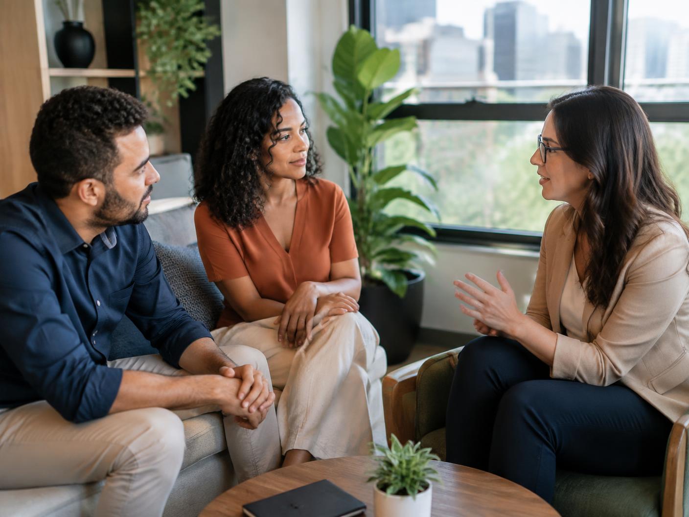 Profissionais conversando sobre bem-estar no trabalho